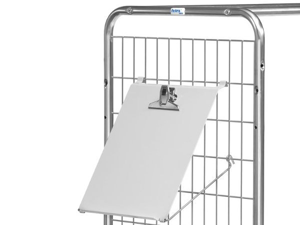 Die praktische Schreibtafel lässt sich einfach am Wagen einhängen.