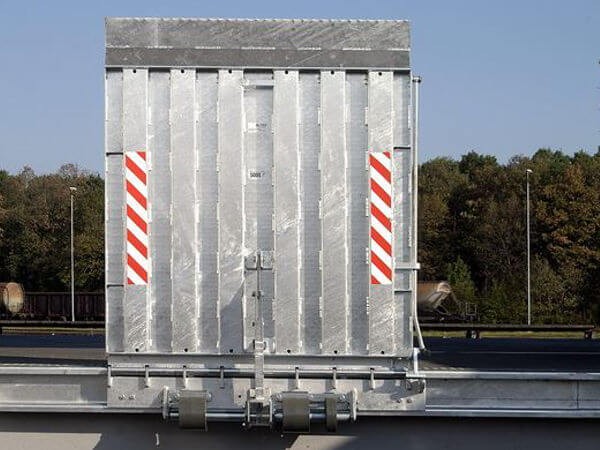 Die FBS Überladebrücke ermöglicht ein schnelles Be- und Entladen von Lkws an einer Rampe. Schwere Lasten bis zu 6000 kg können somit sicher & schnell verladen werden.