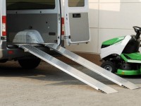 Die AOS Verladeschienen sind für das Be- und Entladen von schweren Geräten/Maschinen konzipiert. Die AOS Verladeschienen sind für das Be- und Entladen von schweren Geräten/Maschinen konzipiert.