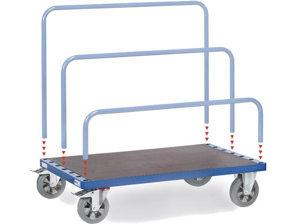 Der robuste Plattenwagen kann bis zu 1.200 kg Last tragen.