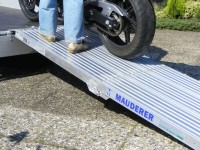 Vorschau: Das Verladen von schweren Motorrädern ist meist mit Schwierigkeiten verbunden - nicht mit einem begehbaren Steg. Hier können Sie problemlos mit der Maschine... Vorschau: Das Verladen von schweren Motorrädern ist meist mit Schwierigkeiten verbunden - nicht mit einem begehbaren Steg. Hier können Sie problemlos mit der Maschine die Rampe hochlaufen.