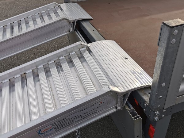 Die M150 Auffahrrampen besitzen von Werk aus ein Auflager zum einfachen Anlegen - die Bohrung im Auflager ermoeglicht eine zusaetzliche Fixierung mithilfe von Sicherheitsbolzen.