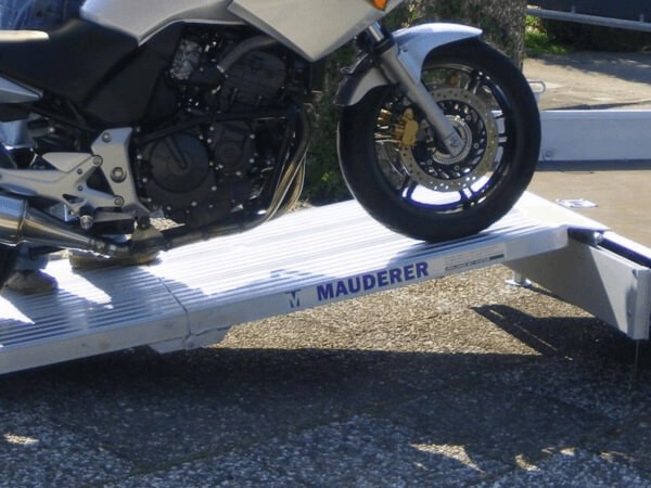 Dank der Rampe können Motorräder ganz leicht auf einen Anhänger oder in einen Transporter verladen werden.