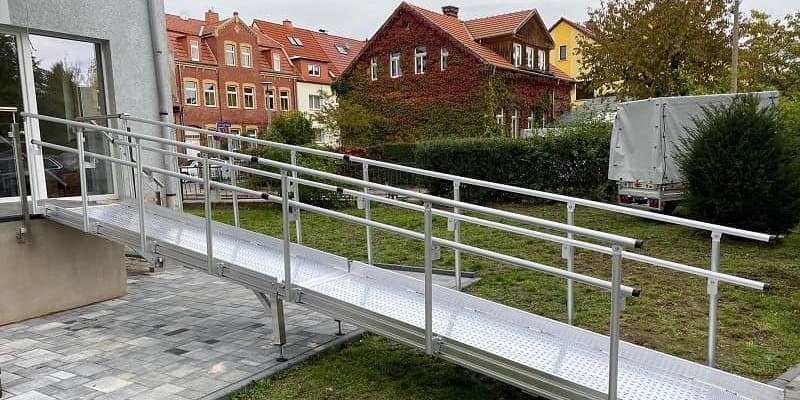 Rollstuhlrampen zur barrierefreien Erschließung einer Wohnung über den Balkon