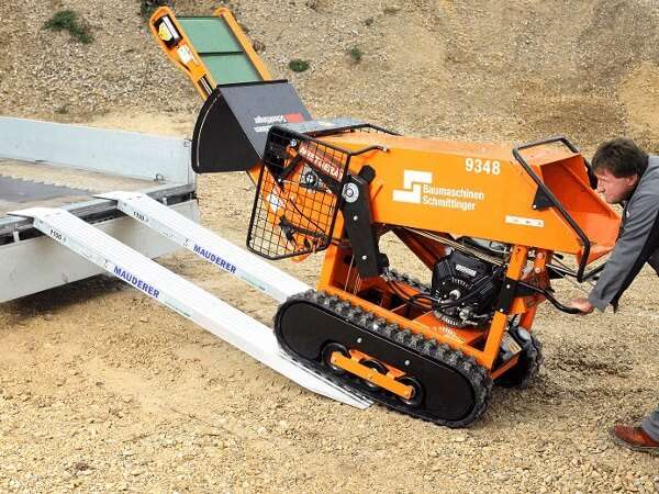Selbst schwere Baumaschinen mit einem Gewicht von bis zu 1.000 kg lassen sich sehr einfach be- und entladen.