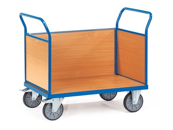 Mithilfe des Dreiwandwagens von Fetra lassen sich schwere Lasten (Werkzeuge, Kisten usw.) sicher und schnell transportieren.