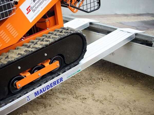 Die randlosen Auffahrrampen eignen sich sehr gut zum flexiblen Verladen von Baumaschinen.