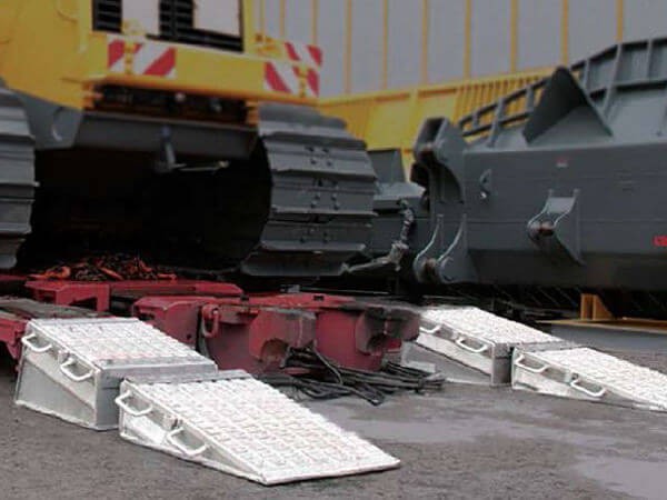 Mithilfe der VFR Schwerlastkeile können extrem schwere Baumaschinen bis 80.000 kg verladen werden.
