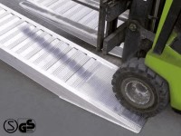 Vorschau: Die AVSV Auffahrschienen sind speziell konzipiert für das Verladen von Fahrzeugen mit Vollgummibereifung. Schwere Stapler oder Arbeitsbühnen können somit... Vorschau: Die AVSV Auffahrschienen sind speziell konzipiert für das Verladen von Fahrzeugen mit Vollgummibereifung. Schwere Stapler oder Arbeitsbühnen können somit einfach von A nach B verladen werden.