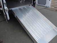 Mithilfe der AOL Auffahrrampe können Lasten einfach über Hindernisse verladen werden. Mithilfe der AOL Auffahrrampe können Lasten einfach über Hindernisse verladen werden.