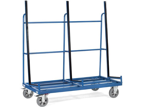 Der Plattenwagen ist an den Anlagestellen mit Profilgummi ausgestattet und kann insgesamt Lasten bis 1.200 kg tragen.
