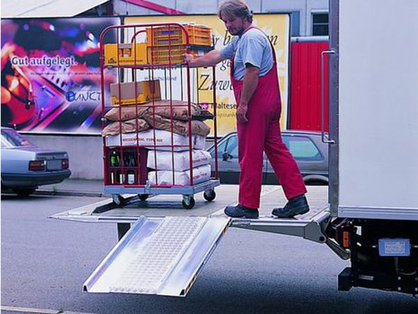 Die Rampe aus Aluminium dient dem schnellen Be- und Entladen von Fahrzeugen mit Ladebordwand.