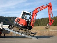 Vorschau: Mithilfe der Alu Auffahrrampen koennen schwere Bagger problemlos auf Anhaenger oder Fahrzeuge verladen werden. Vorschau: Mithilfe der Alu Auffahrrampen koennen schwere Bagger problemlos auf Anhaenger oder Fahrzeuge verladen werden.