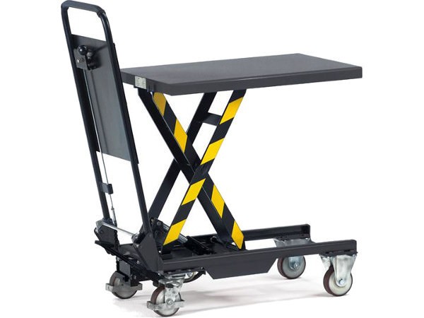 Der einfache Hubtischwagen kann bis zu 150 kg Last heben und senken.