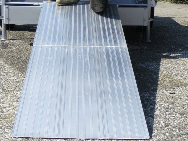 Die Auffahrrampe gibt es in 3 verschiedenen Breiten und 5 verschiedenen Längen - gern unterbreiten wir Ihnen auch ein Angebot für eine Sonderanfertigung.