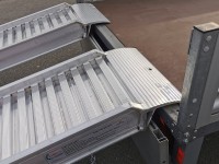 Vorschau: Die M150 Auffahrrampen besitzen von Werk aus ein Auflager zum einfachen Anlegen - die Bohrung im Auflager ermoeglicht eine zusaetzliche Fixierung mithilfe... Vorschau: Die M150 Auffahrrampen besitzen von Werk aus ein Auflager zum einfachen Anlegen - die Bohrung im Auflager ermoeglicht eine zusaetzliche Fixierung mithilfe von Sicherheitsbolzen.