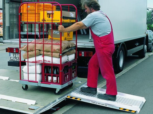 Die einhängbare Ladebordwandrampe eignet sich perfekt um schwere Lasten sicher und schnell zu verladen.