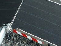 Dank der speziellen Korundbeschichtung bietet die Rampe auch bei schweren Bedingungen (Regen, Schnee) einen super halt. Dank der speziellen Korundbeschichtung bietet die Rampe auch bei schweren Bedingungen (Regen, Schnee) einen super halt.
