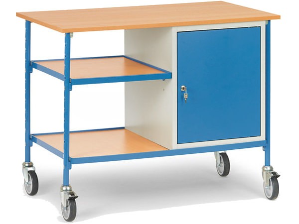 Der Tisch ist mit einen Schrankfach ausgestattet.