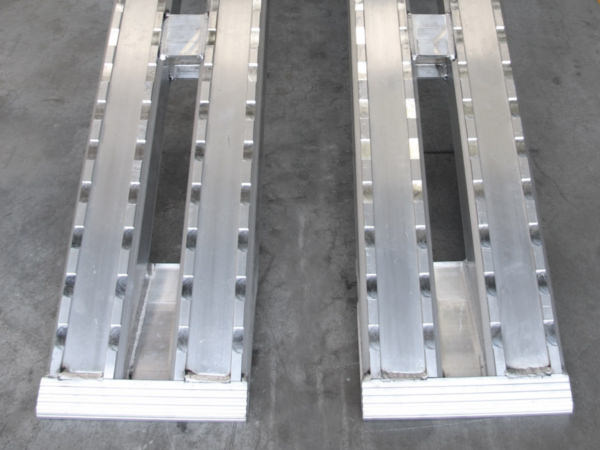 Schwerlastrampen-Metalmec-M120F-aus-Aluminium-Fahrzeuge-mit-Stahlketten-1