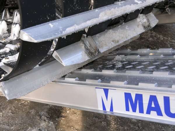 Selbst für Fahrzeuge mit Stahlketten ist die XO-Auffahrrampe ausgelegt. Große Pistenraupen können somit kinderleicht verladen werden.