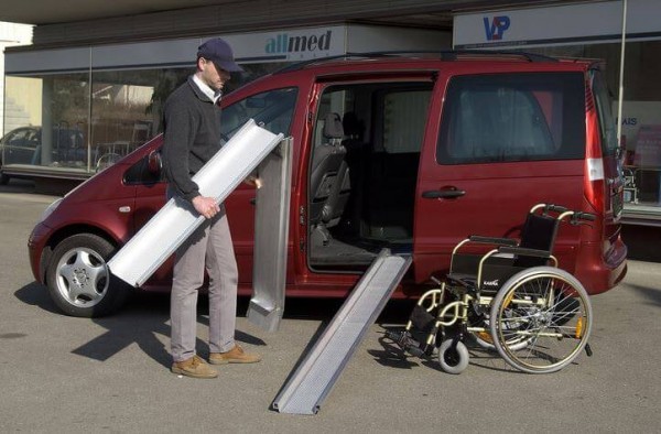 Die ABS-F Rollstuhlschienen eignen sich gut um Rollstuhlfahrer in Fahrzeuge zu verladen.