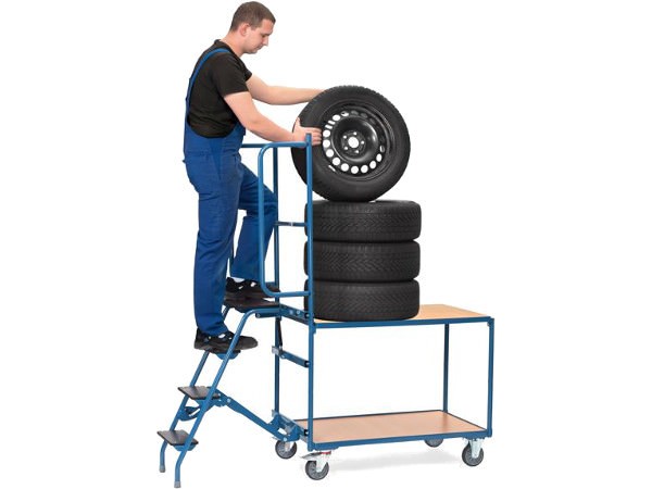 Der praktische Wagen erleichtert den Transport von Reifen enorm.