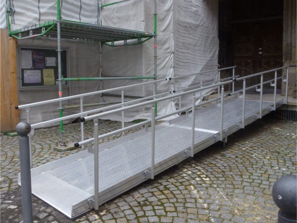 media/image/aol-r-rollstuhlrampe-fuer-treppen-aus-aluminium-mit-gelaender-auf-wunsch-altec.jpg
