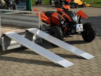 Die AOH Auffahrrampe ist für kleinere Lasten (kleine Baumaschinen oder Motorräder) geeignet.  Die AOH Auffahrrampe ist für kleinere Lasten (kleine Baumaschinen oder Motorräder) geeignet.