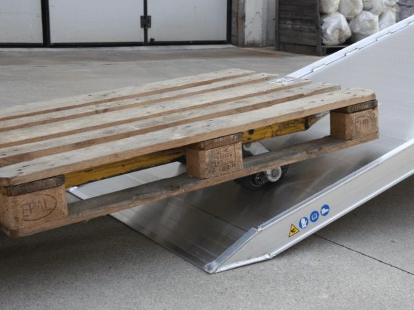 Der homogene Übergang von Boden zu Rampe gewährleistet ein sicheres be- und entladen von Fahrzeugen.