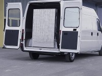 Vorschau: Die Einbaurampe steht während der Fahrt aufrecht im Transporter - als Alternative finden Sie im Shop eine drehbare Alternative. Vorschau: Die Einbaurampe steht während der Fahrt aufrecht im Transporter - als Alternative finden Sie im Shop eine drehbare Alternative.