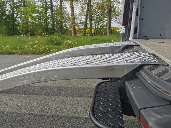 auffahrrampe-mit-10-cm-langen-auflager-zum-anlegen-am-transporter-oder-anhaenger