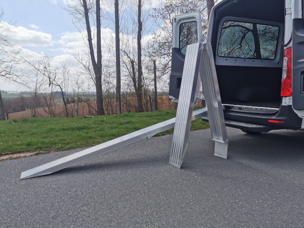 Die AOK Auffahrrampen sind sehr gut geeignet um Lasten sicher in Transporter zu verladen.