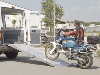 Vorschau: Die universell einsetzbare Rampe ist auch für die Benutzung von schweren Motorrädern geeignet und leistet auch nach vielen hunderten Benutzungen eine prima... Vorschau: Die universell einsetzbare Rampe ist auch für die Benutzung von schweren Motorrädern geeignet und leistet auch nach vielen hunderten Benutzungen eine prima Arbeit.