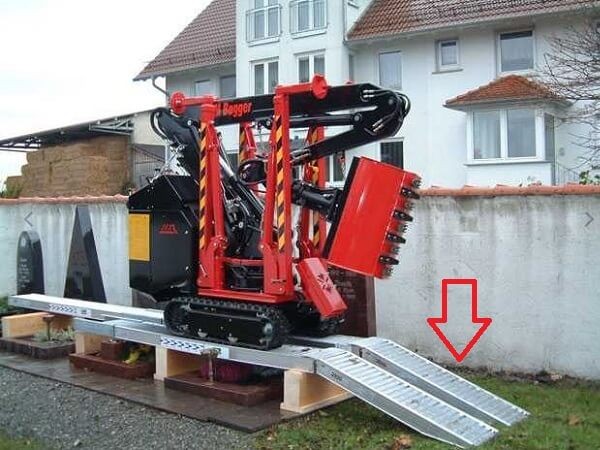 Die 1400 mm langen Auffahrrampen eignen sich um mit dem Friedhofsbagger auf die RTO Ueberfahrbruecke zu gelangen.