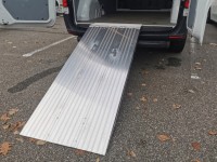 Vorschau: Die Aluminium Auffahrrampe ist von Werk aus randlos und kann auf Wunsch mit einem beidseitigen Sicherheitsrand ausgestattet werden. Vorschau: Die Aluminium Auffahrrampe ist von Werk aus randlos und kann auf Wunsch mit einem beidseitigen Sicherheitsrand ausgestattet werden.