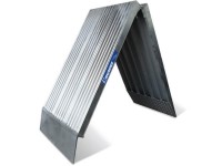 Die COK Auffahrrampe zeichnet sich besonders durch die Klappfunktion - binnen weniger Sekunden halbiert sich die Rampenlänge für den Transport. Die COK Auffahrrampe zeichnet sich besonders durch die Klappfunktion - binnen weniger Sekunden halbiert sich die Rampenlänge für den Transport.