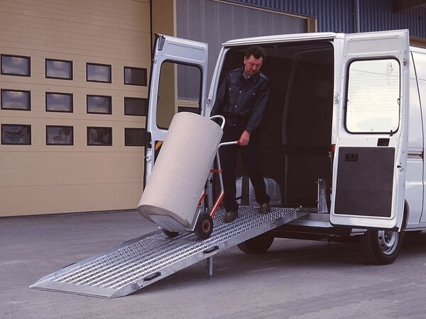 Ein optional erhältlicher Stützfuß ermöglicht es die Tragkraft der Rampe auf 1.000 kg zu erhöhen.