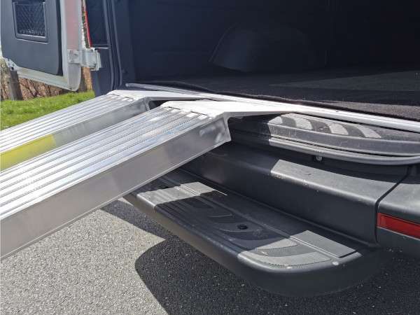 Das extra lange Auflager verhindert Beschädigungen am Transporter.
