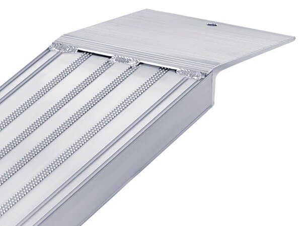 Die Mauderer CO-Verladeschienen besitzen ein extralanges Auflager, welches vor ungewollten Beschädigungen an Stoßstangen gängiger Transporter schützt.