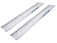 Verladerampen mit Rand ermoeglichen eine gute Fuehrung beim Verladen von Baumaschinen und Fahrzeugen. Verladerampen mit Rand ermoeglichen eine gute Fuehrung beim Verladen von Baumaschinen und Fahrzeugen.