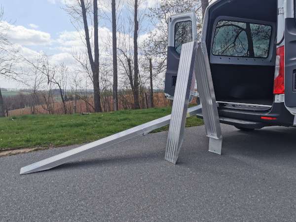 Die COK Auffahrrampen sind sehr gut geeignet um Lasten sicher in Transporter zu verladen.