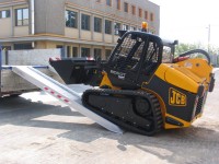 Vorschau: Das Be- und Entladen von schweren Baumaschinen wird mithilfe der M165 Auffahrschienen zum Kinderspiel. Vorschau: Das Be- und Entladen von schweren Baumaschinen wird mithilfe der M165 Auffahrschienen zum Kinderspiel.