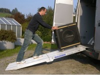 Vorschau: Mithilfe der Verladerampe können schwere Fahrzeuge & Geräte kinderleicht in Transporter oder Anhänger verladen werden. Vorschau: Mithilfe der Verladerampe können schwere Fahrzeuge & Geräte kinderleicht in Transporter oder Anhänger verladen werden.