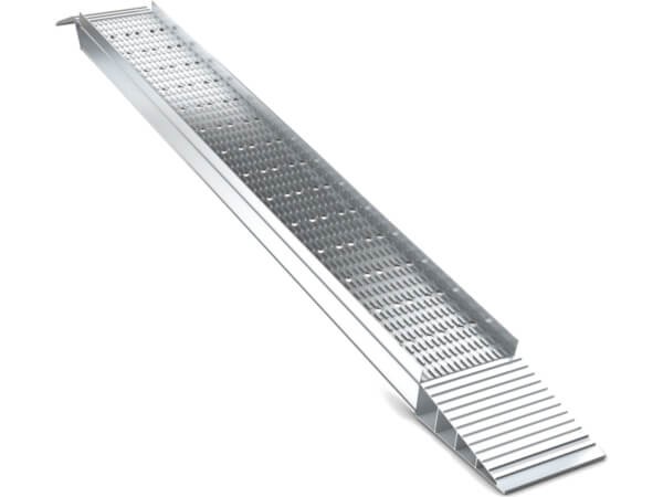 Die 200 mm breite Auffahrrampe OV50 ueberzeugt besonders durch die rutschsichere Oberflaeche.