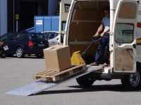 Vorschau: Dank der AOS-Auffahrrampe können schwere Lasten in Fahrzeuge transportiert werden - die Rampe lässt sich kinderleicht am Fahrzeug anbringen und gewährleistet... Vorschau: Dank der AOS-Auffahrrampe können schwere Lasten in Fahrzeuge transportiert werden - die Rampe lässt sich kinderleicht am Fahrzeug anbringen und gewährleistet maximale Sicherheit.