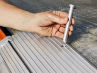 Die Bolzen passen perfekt in die vorgebohrten Löcher im Auflager - damit können Schienen nicht mehr verrutschen. Die Bolzen passen perfekt in die vorgebohrten Löcher im Auflager - damit können Schienen nicht mehr verrutschen.