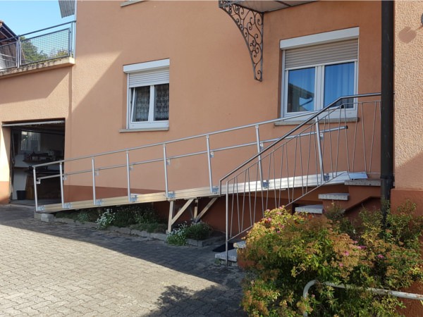 media/image/rollstuhlrampe-fuer-treppen-mit-einseitigen-gelaender-rutschfester-oberflaeche-aus-alu-altec.jpg