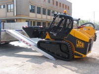 Vorschau: Schwere Bagger und sonstige Maschinen können problemlos mithilfe der M150 Auffahrschienen verladen werden. Vorschau: Schwere Bagger und sonstige Maschinen können problemlos mithilfe der M150 Auffahrschienen verladen werden.