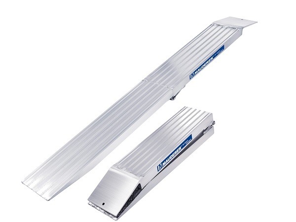 Die praktische Klappfunktion der Auffahrrampen ermoeglicht ein platzsparendes Verstauen bei Nicht-Benutzung der Rampen.